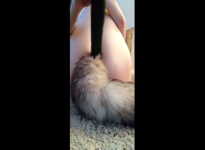 Video :Nasty bitch wrecking her own pussy with gigantic dildo